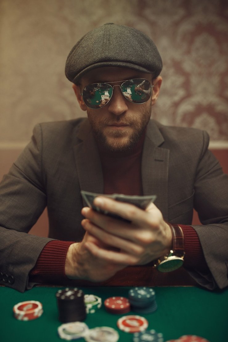 Pengguna mobile membaca penawaran hiburan